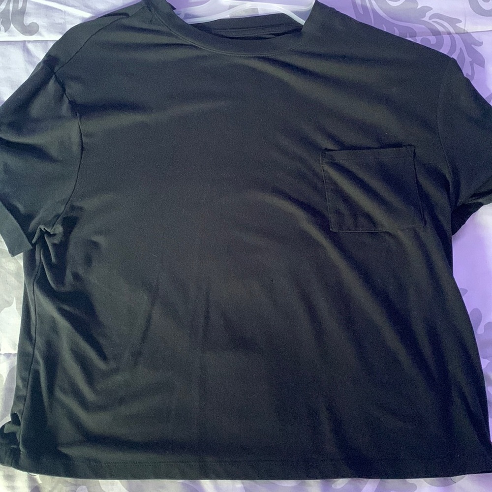 Black crop tee